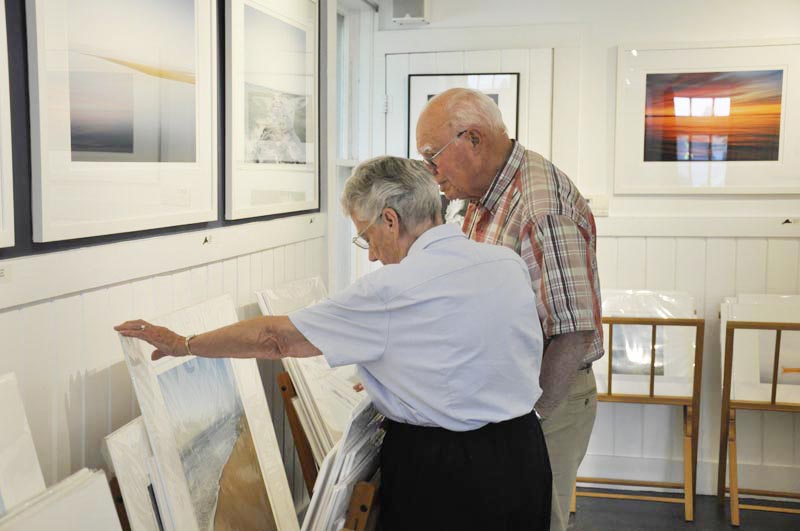 BB-Alison-shaw-gallery-ob-art-stroll-visitors.JPG