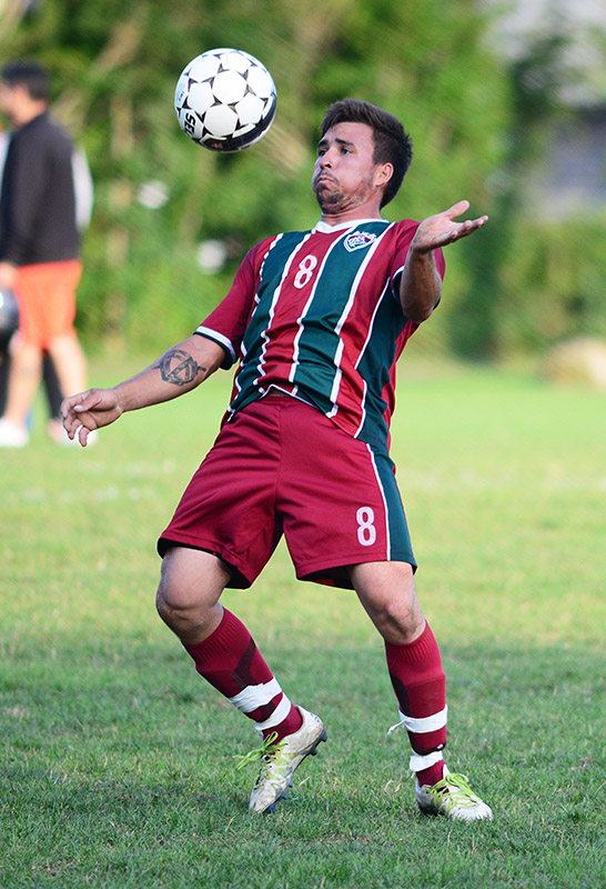 Fluminense’s Diego chests down a ball.