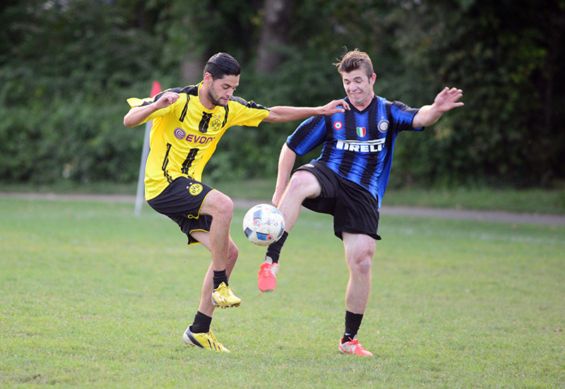 Faique of Dortmund and Inter’s Jefferson contest a 50-50 ball.