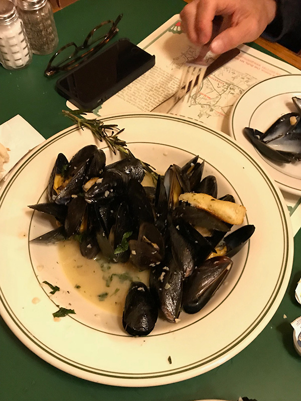 Dine_Giordanos_Mussels_05.jpg