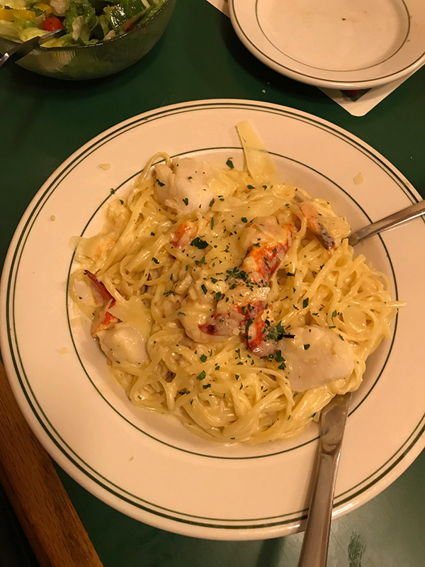 Dine_Giordanos_Seafood-Alfredo_07.jpg