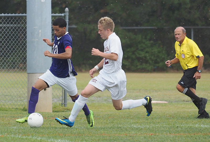 ineyarder Emanuel Silva sprints ahead of Xavier Freeman.