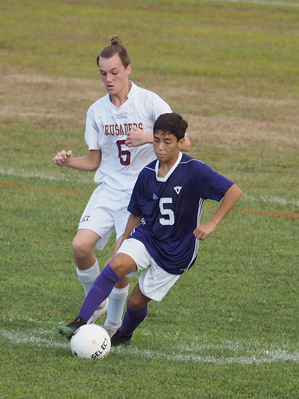 Lucas Reis dribbles in front of Alexander Tylinski.
