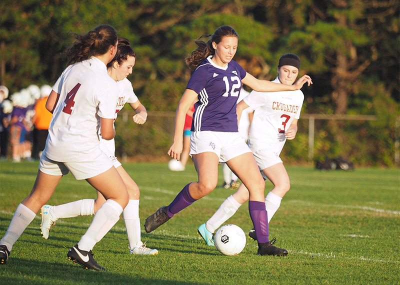 Ruby Reimann splits the Crusaders defense on her way toward the goal.