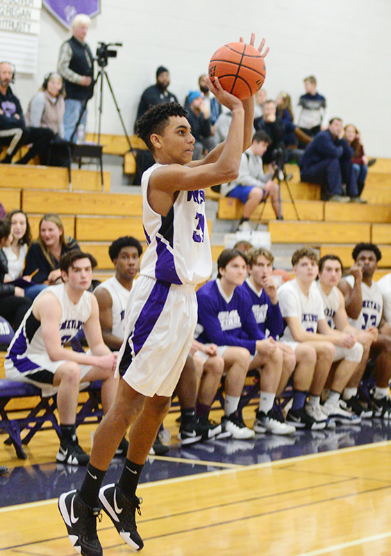 Mike Trusty sets for a three-point attempt.