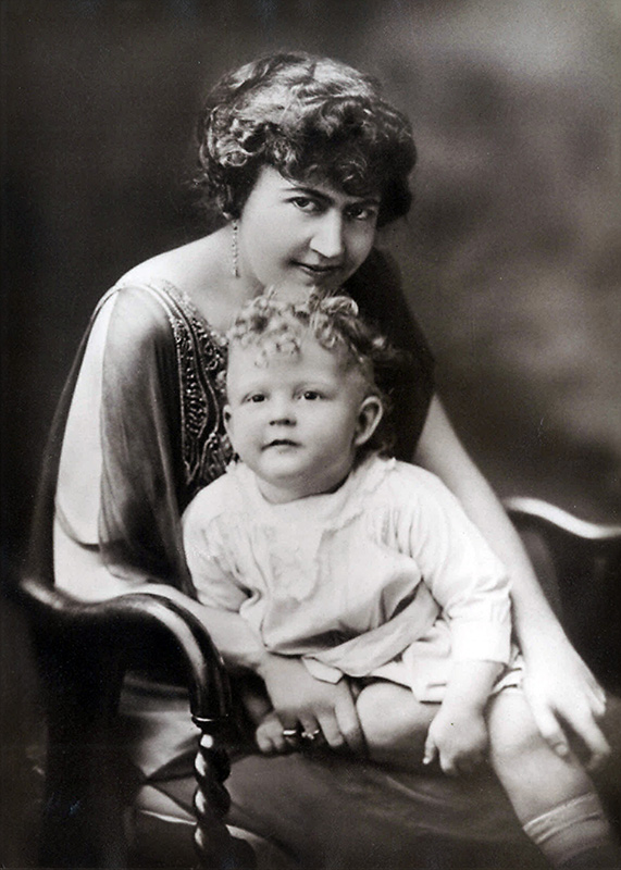 Mrs. Ellen Shackelford with her daughter, Suzanne, circa 1922.