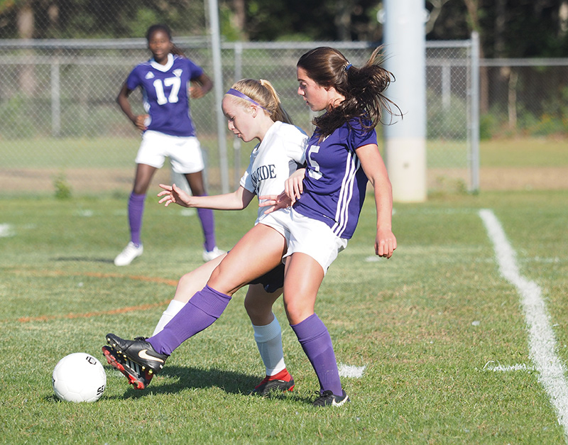 MV’s Maria Frangos and Rising Tide’s Ellie Smith reach for a 50-50 ball.