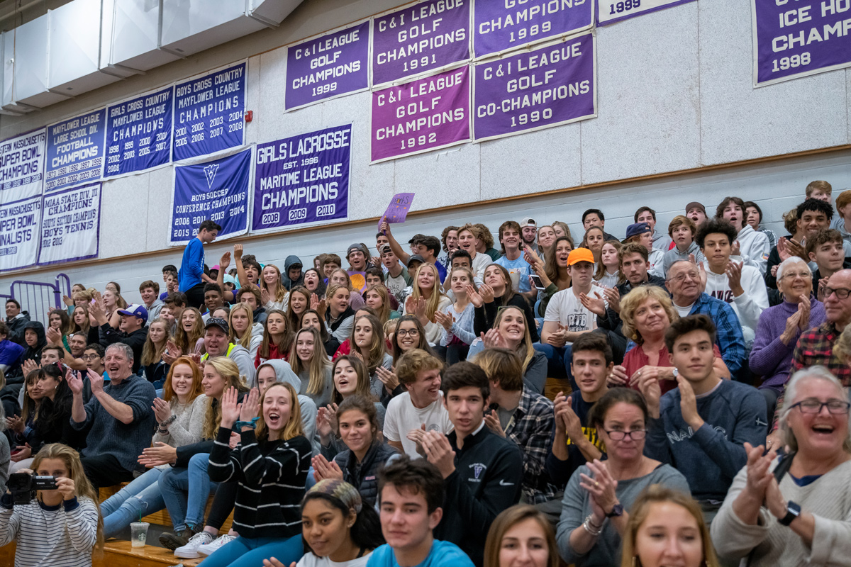 The crowd went wild for each Vineyarders basket.