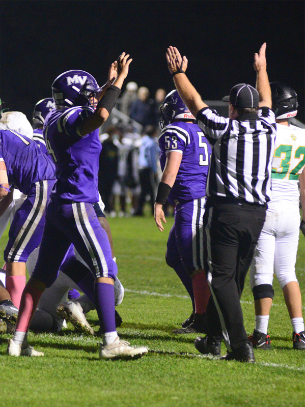 Kaio-DaCosta-signals-touchdown.jpg