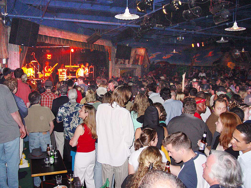 hot-tin-roof-bar-concert-crowd
