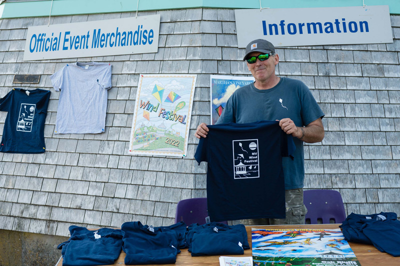 Noaron Alaimo selling the official kite fet t-shirts-4263.jpg