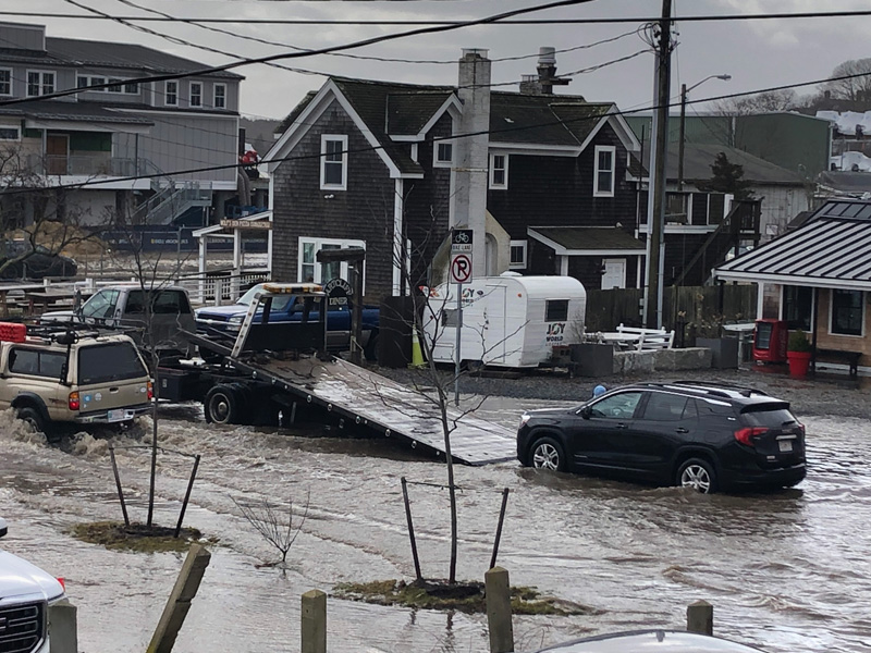 Am SUV that stalled on Beach Road gets a tow.
