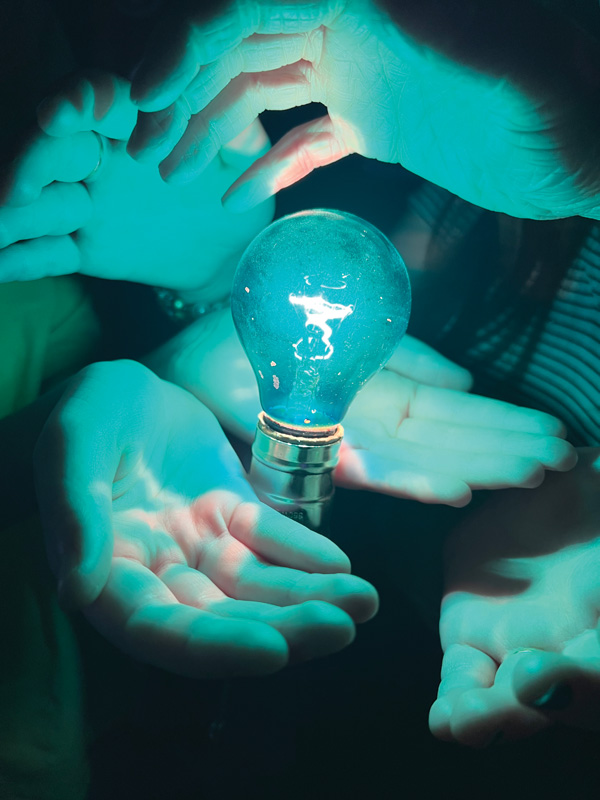 Dee Gentry – Lightbulb