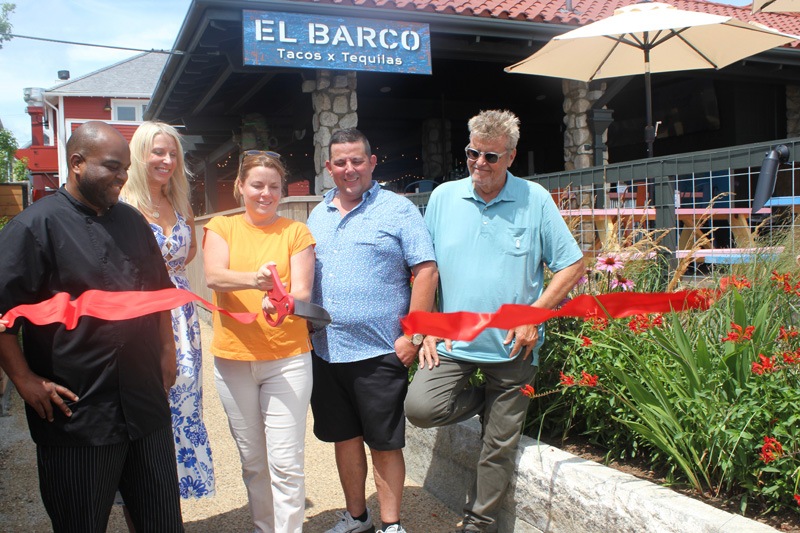 Dorsey cuts the ribbon, joined by chef Dell Leandro to the far left.