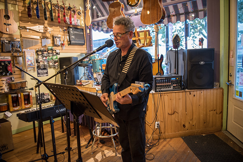 GEM_Island-Music_Open-Mic-Night_Paul-Lazes_01.jpg