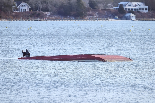 boatcapsized_cowbay_edgartown_3