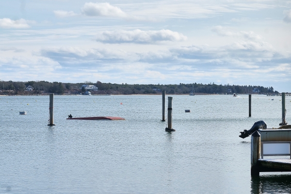 boatcapsized_cowbay_edgartown_4