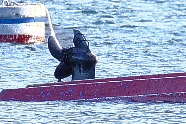 boatcapsized_cowbay_edgartown_5